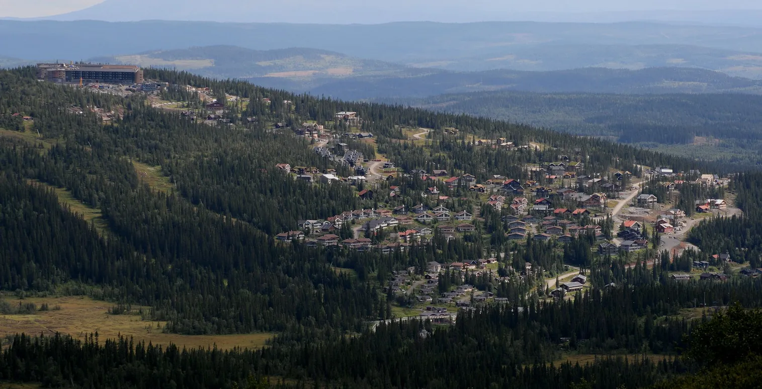 Fritidshusområdet i Björnen på Förberget sett från fjället en sommardag.