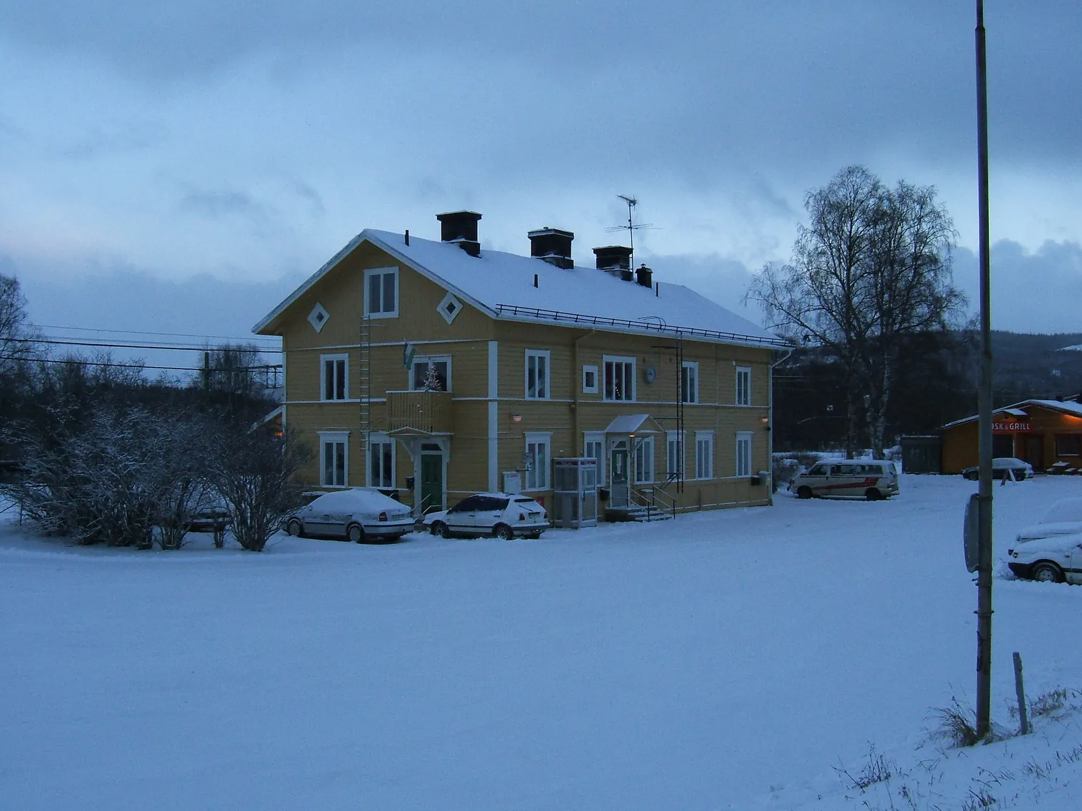 Det gula stationshuset i Järpen en vinterdag med snö på marken.