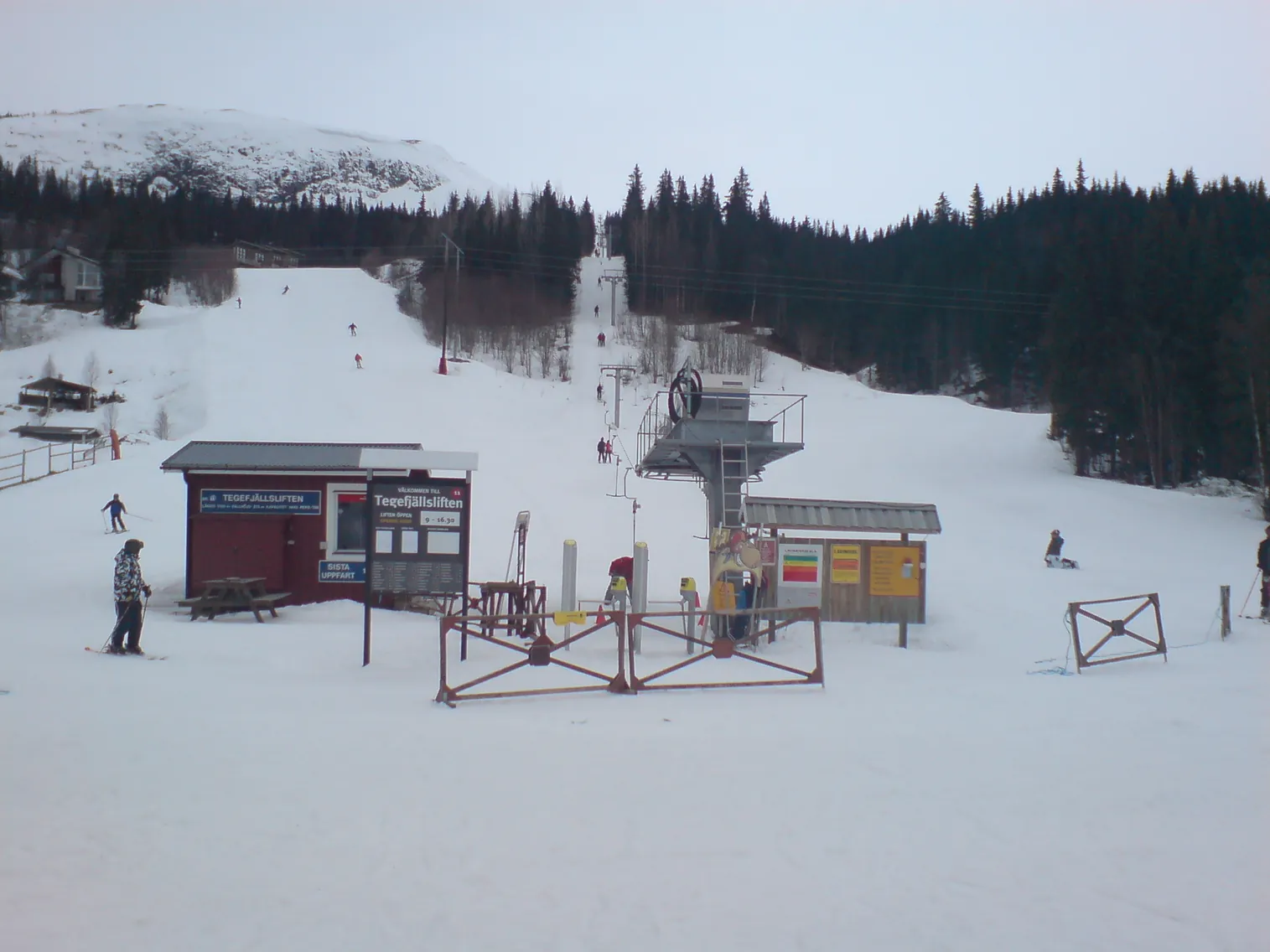 Liftområdet i Tegefjäll med liftkassa, ankarlift och pist upp mot fjället.
